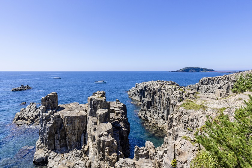 東尋坊の断崖絶壁の景観